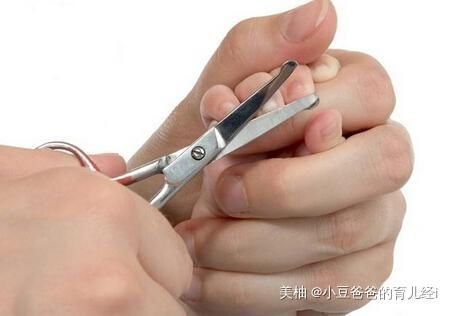 喜欢“啃指甲”的孩子,长大后会变成啥样医生逃不过两个结局