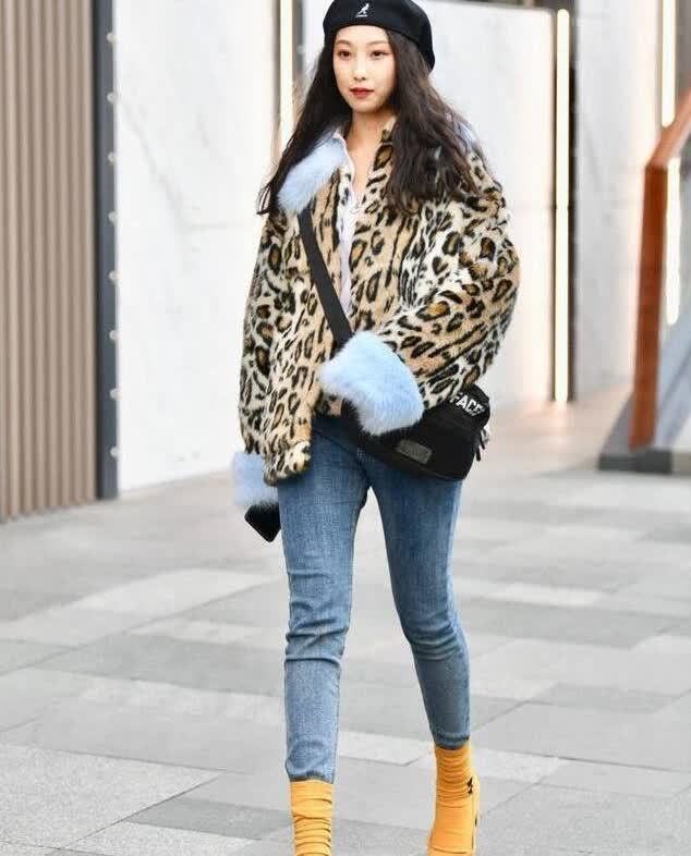 百褶裙|长发披肩的小姐姐,身穿白色短袖配浅蓝色百褶裙,时尚又显大气