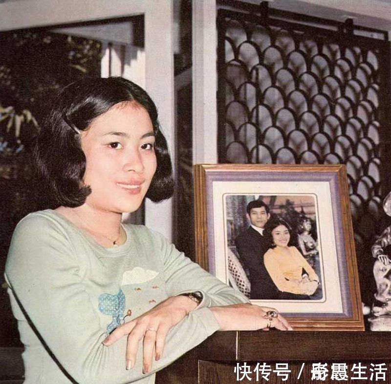 王拉玛五世@最爱拉玛十世的女人是他的发妻,拍照时桌子上还放上他们的合影