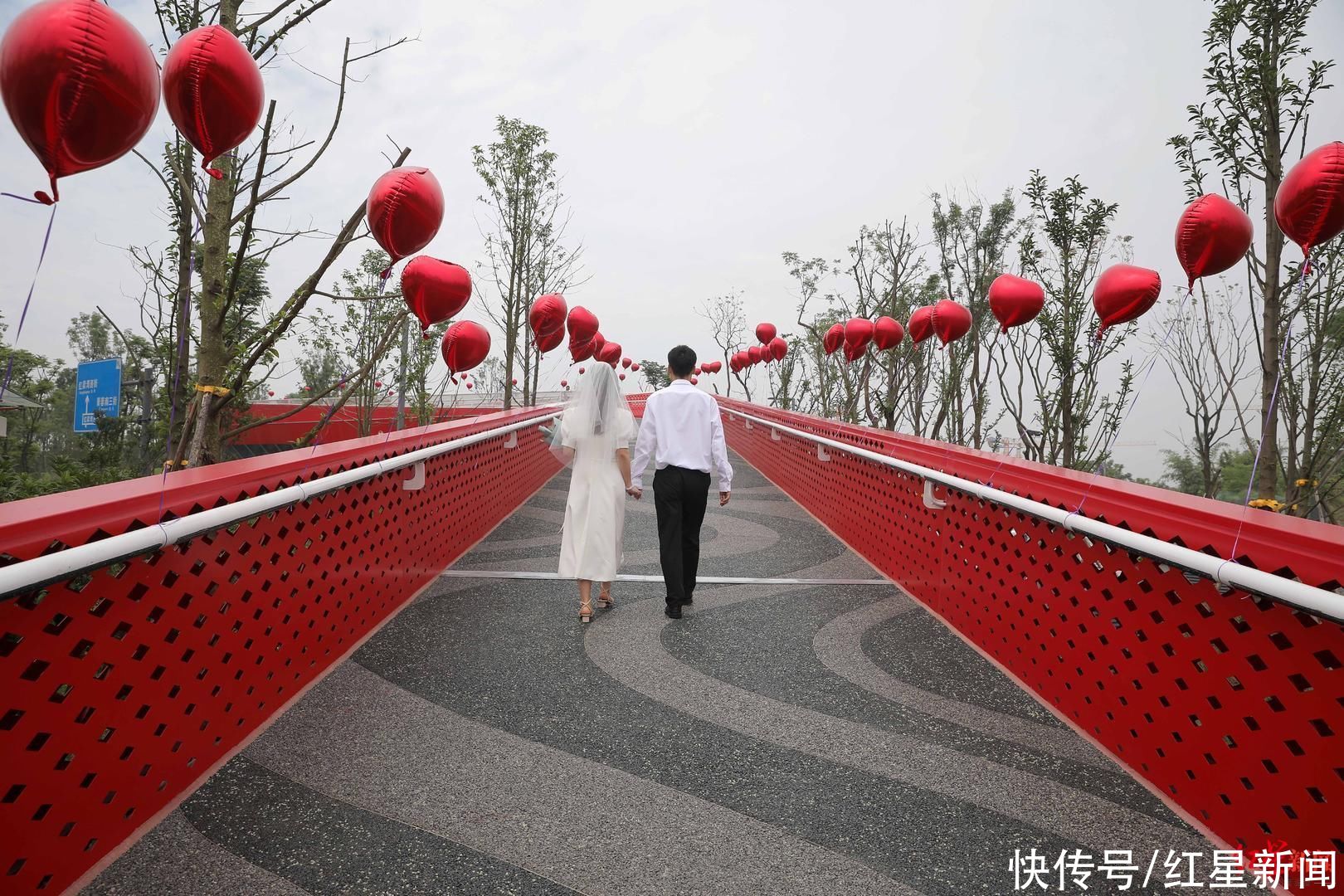 “520”，天府新区为6对新人举办集体婚礼