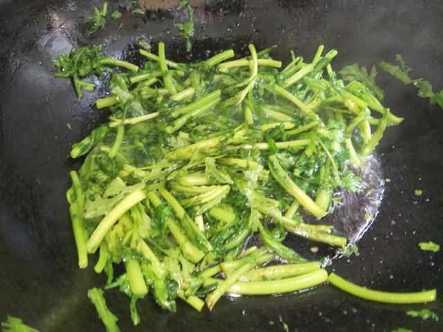 辣椒|夏天，遇到“皇帝菜”别手软，加辣椒简单一炒，清脆又新鲜