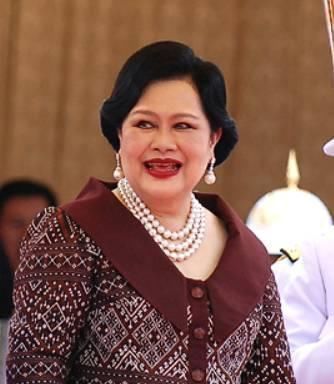 泰国|泰国太后年轻时靠粉宝石撑场面如今瘫痪多年,脸庞怎么变这么黑