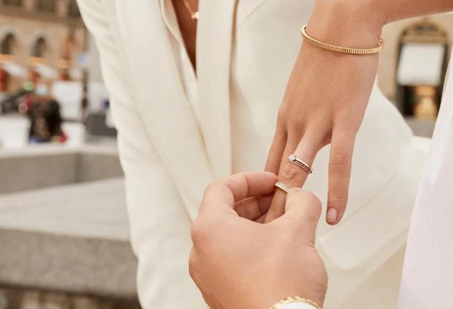 你知道结婚需要几枚戒指吗?可不止一枚戒指!