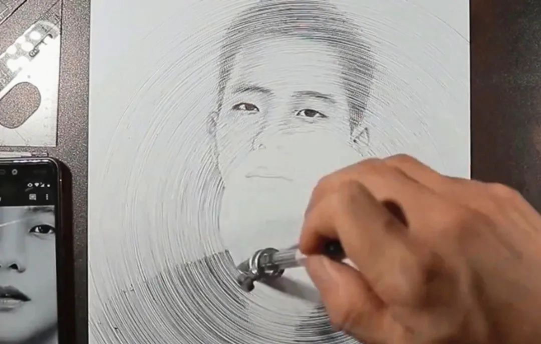 走神儿@美术生上课走神儿,居然用圆规画圈圈,最终画出完美人像