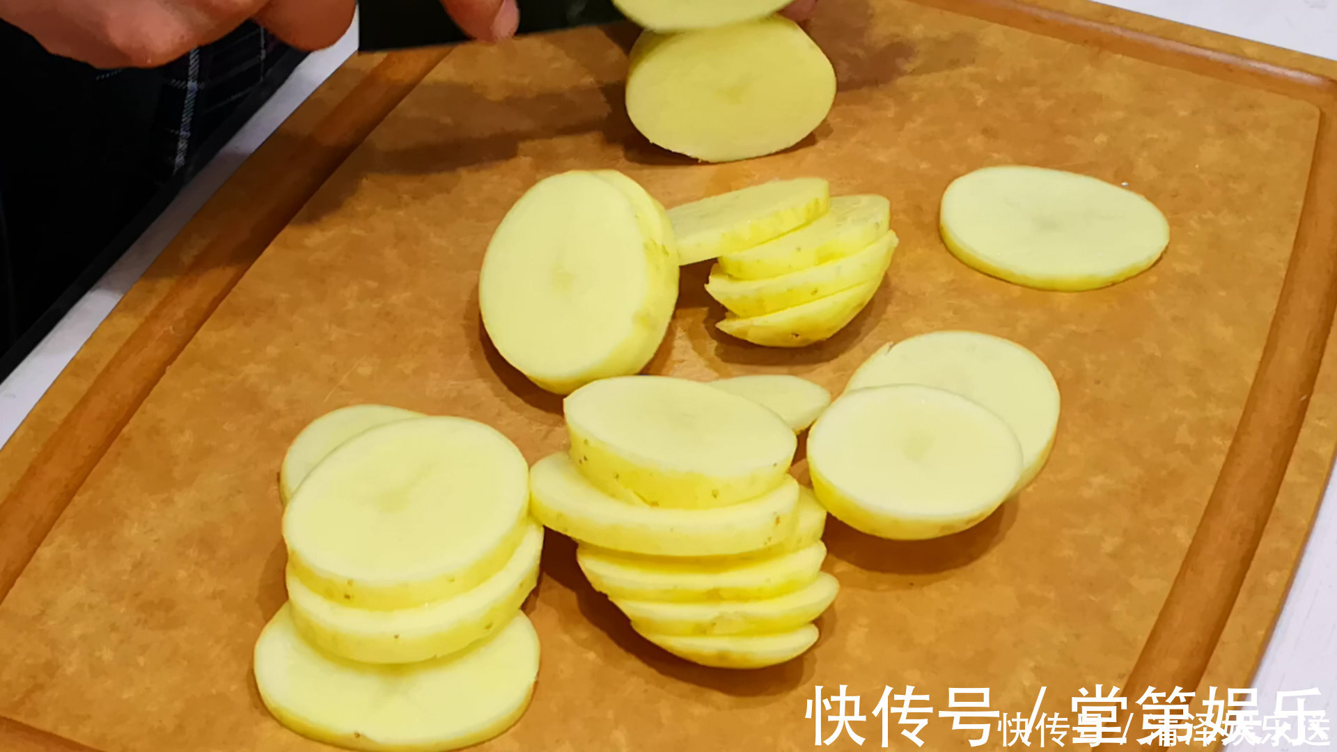 搅拌均匀|吃剩的米饭别再做蛋炒饭，教你农村特色吃法，一顿3个不够吃，香