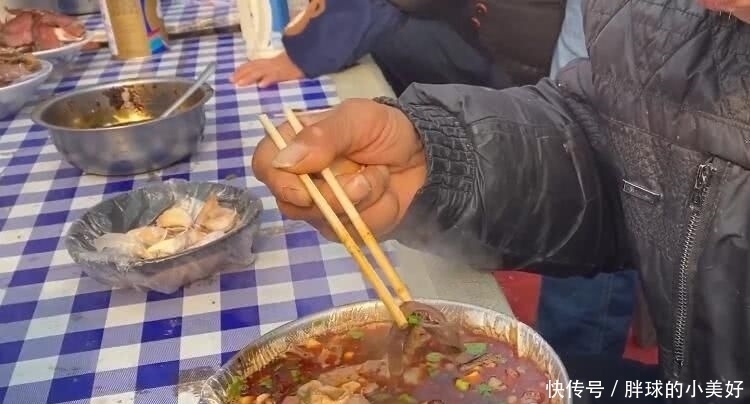 早餐店做重口味汤，15元一碗有饼有荤菜，食客们骑电三轮赶来品尝