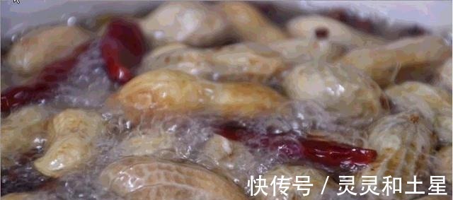 做水煮花生，只加盐是大错特错！多加这“4样”，花生更香更入味！