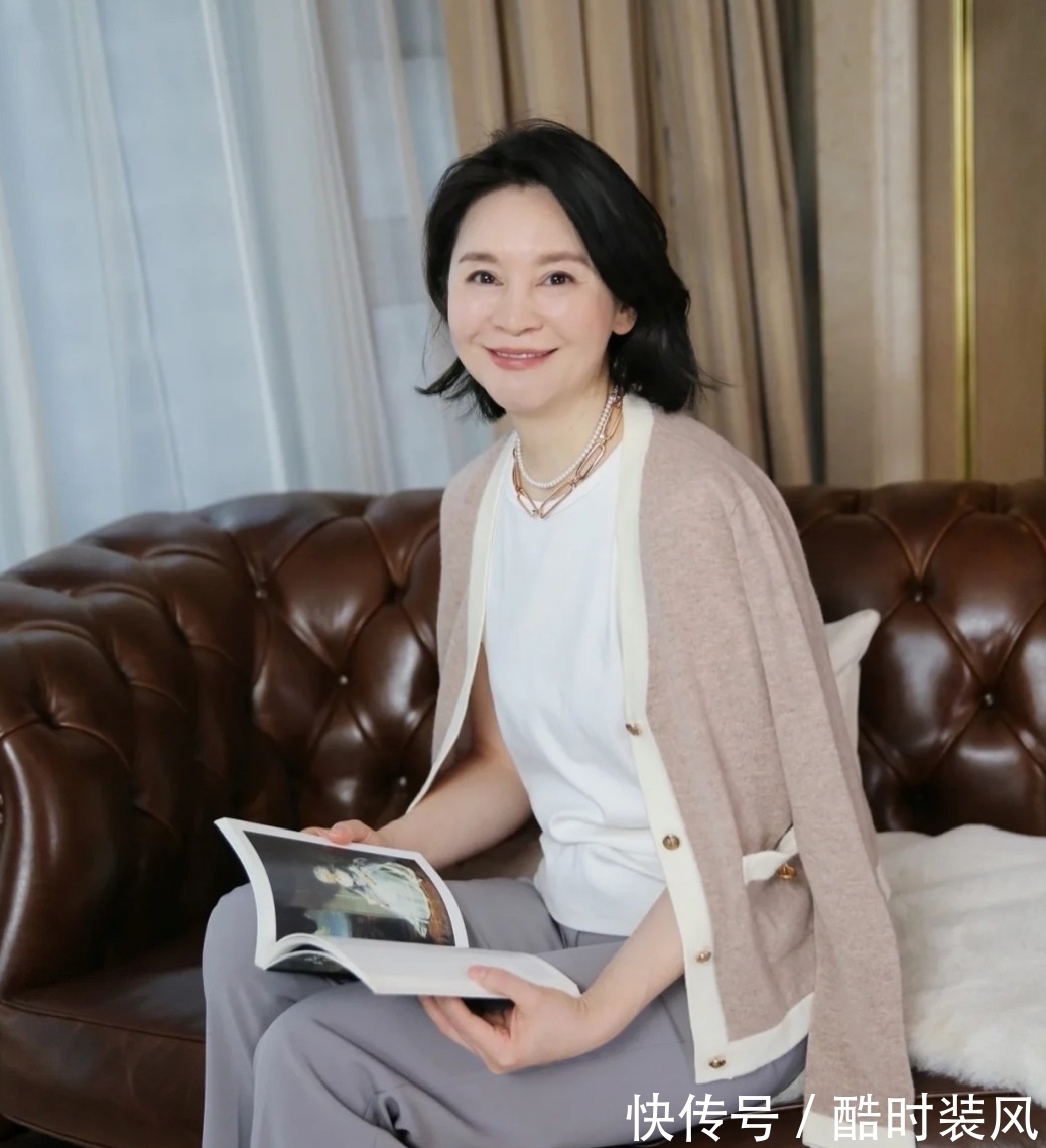 穿搭 她才是50岁+妈妈们的穿衣榜样!自然真实不扮嫩,得体大方有气质
