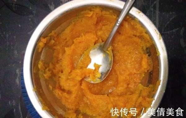瓜瓣儿|南瓜别再煮粥，教你一种新吃法，比南瓜饼还要香，上桌都抢着吃！