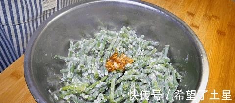 面粉|长豆角别只炒菜吃，教你一道农家做法，是饭也是菜，好吃解馋！