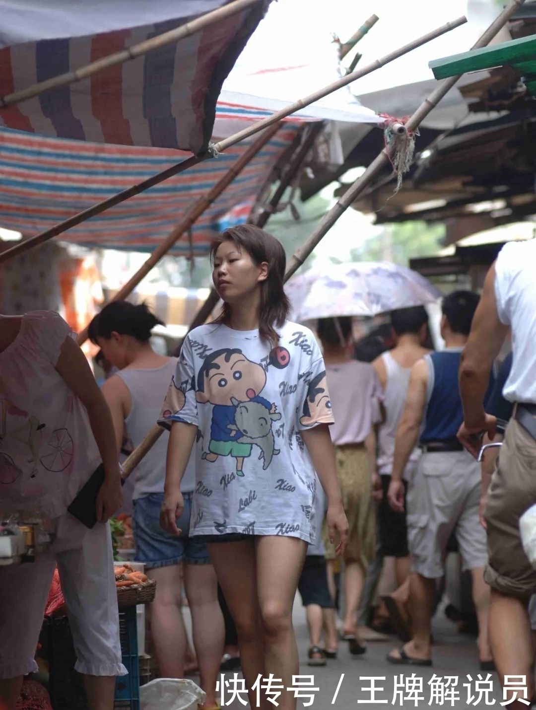 一对古稀老人守着一个小吃摊子,养活四代人,还留住了一条街