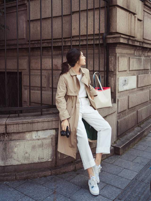 风衣|秋季,女神博主穿搭示范,白衬衫+针织背心搭配牛仔裤,高级洋气