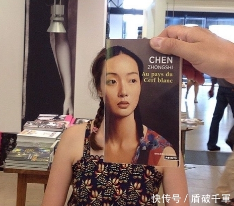书店|图书封面错位拍照法,引发了书店的一阵潮流