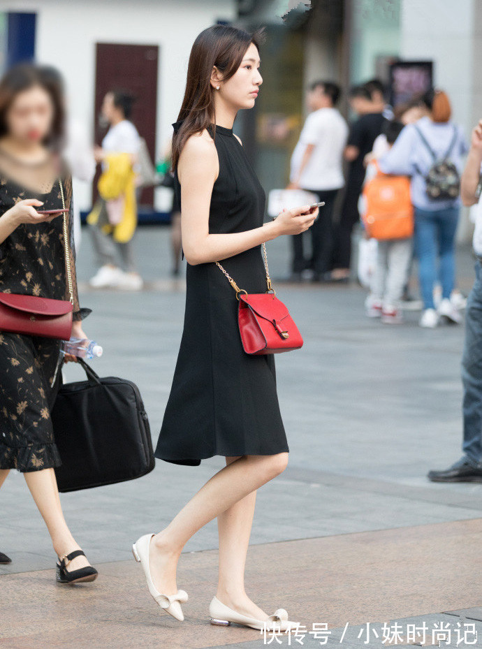 格子|街拍,一字肩格子衬衫搭配毛边牛仔裤,时髦又有女人味!