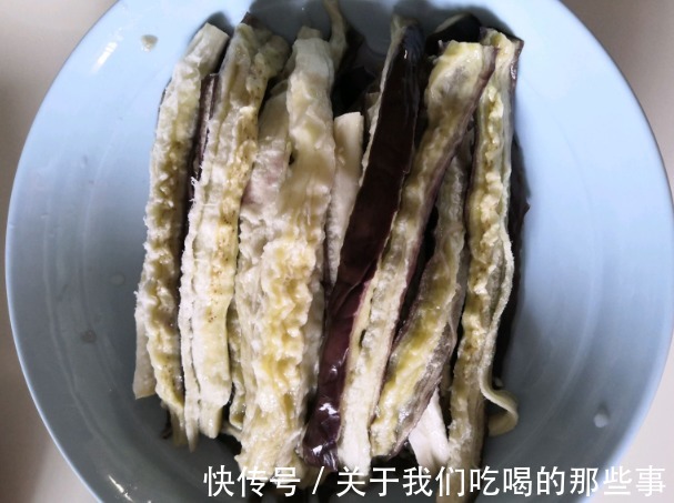 炒茄子|无论茄子怎么炒,别直接下锅,牢记2个技巧,茄子不发黑不油腻