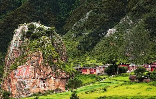 自驾川藏北线，游完四川德格，西行26公里就是西藏这个风光人文俱佳的景区