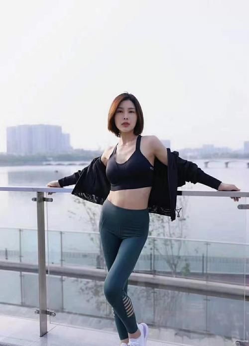 性感|藏青色包臀紧身瑜伽裤的美女，性感十足，你看到心动了吗？