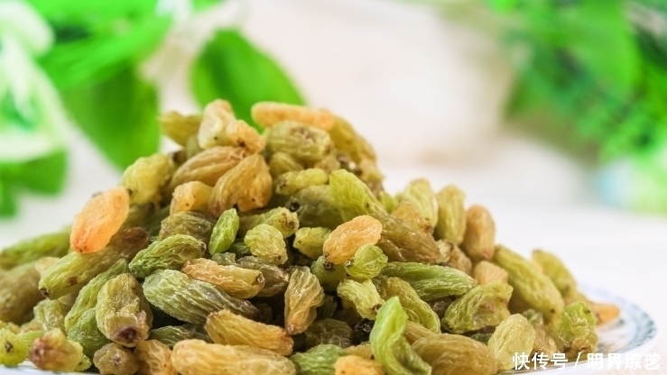 中年|葡萄干和此物泡,女性常喝,氣血足了,失眠好了,皮膚也越來越好