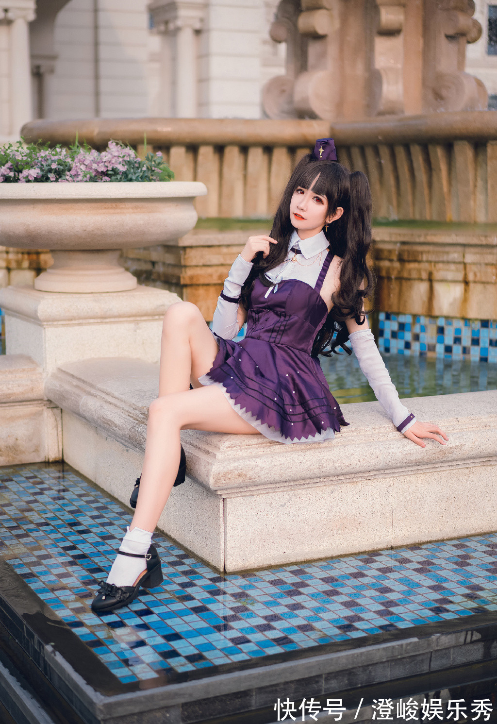 坂凛|FGO伊什塔尔COS,身穿紫色小礼服侧坐喷泉边,这个真不是远坂凛