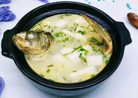 寒冷的冬天不妨试试这10款鱼汤，简单鲜美口味多，保健养生易消化