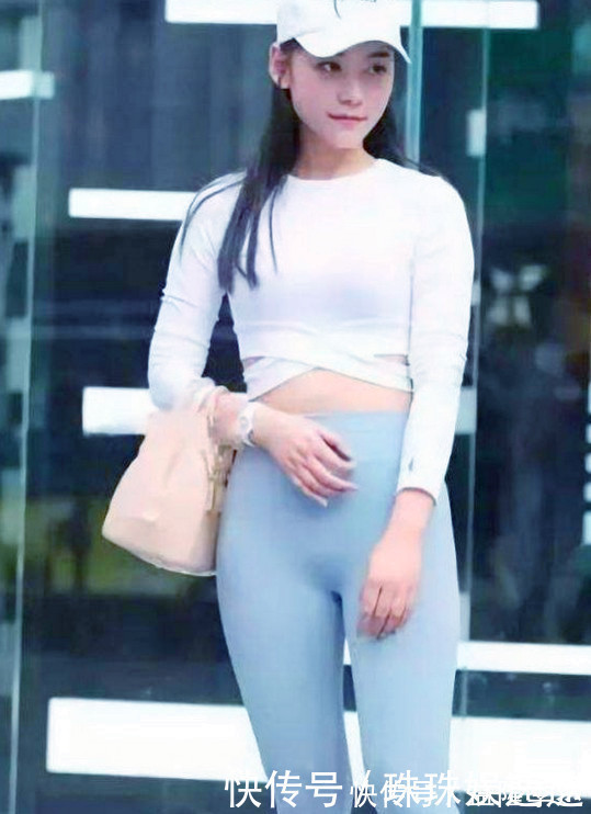 街拍|街拍女神富有活力的紧身打底裤小姐姐,秀出青春活力范