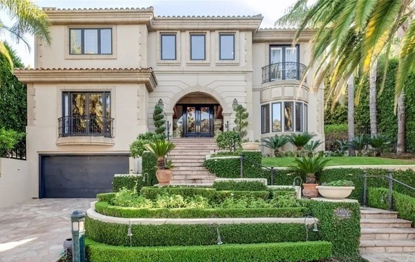 美國(guó)|董卿美國(guó)6000萬(wàn)豪宅曝光!800多平大別墅,室外還有露天廚房