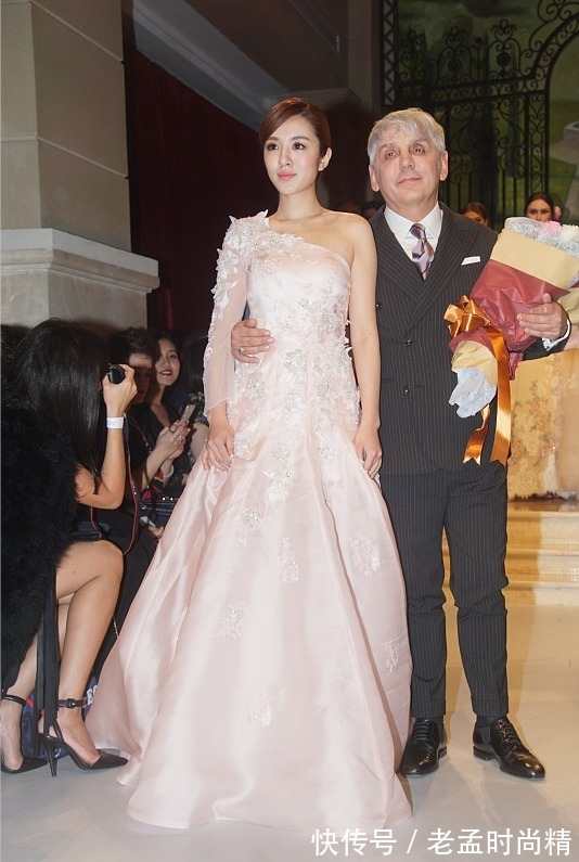 色彩@虽然王晓晨美得不出挑,可身材是真的好,穿刺绣裙又美又有韵味