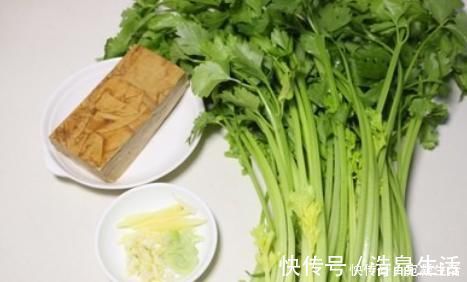 豆干儿|炒芹菜时，不要直接下锅炒！再加这一步，芹菜香脆可口，吃不够