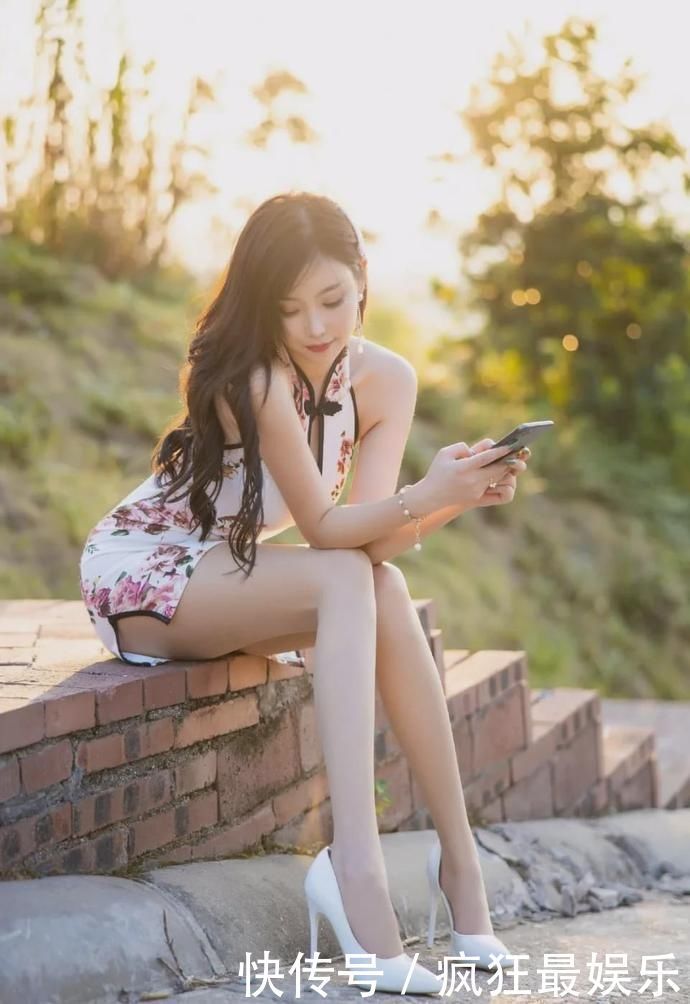 身穿超短旗袍的小姐姐,秀出完美好身材,俏皮粉发显个性