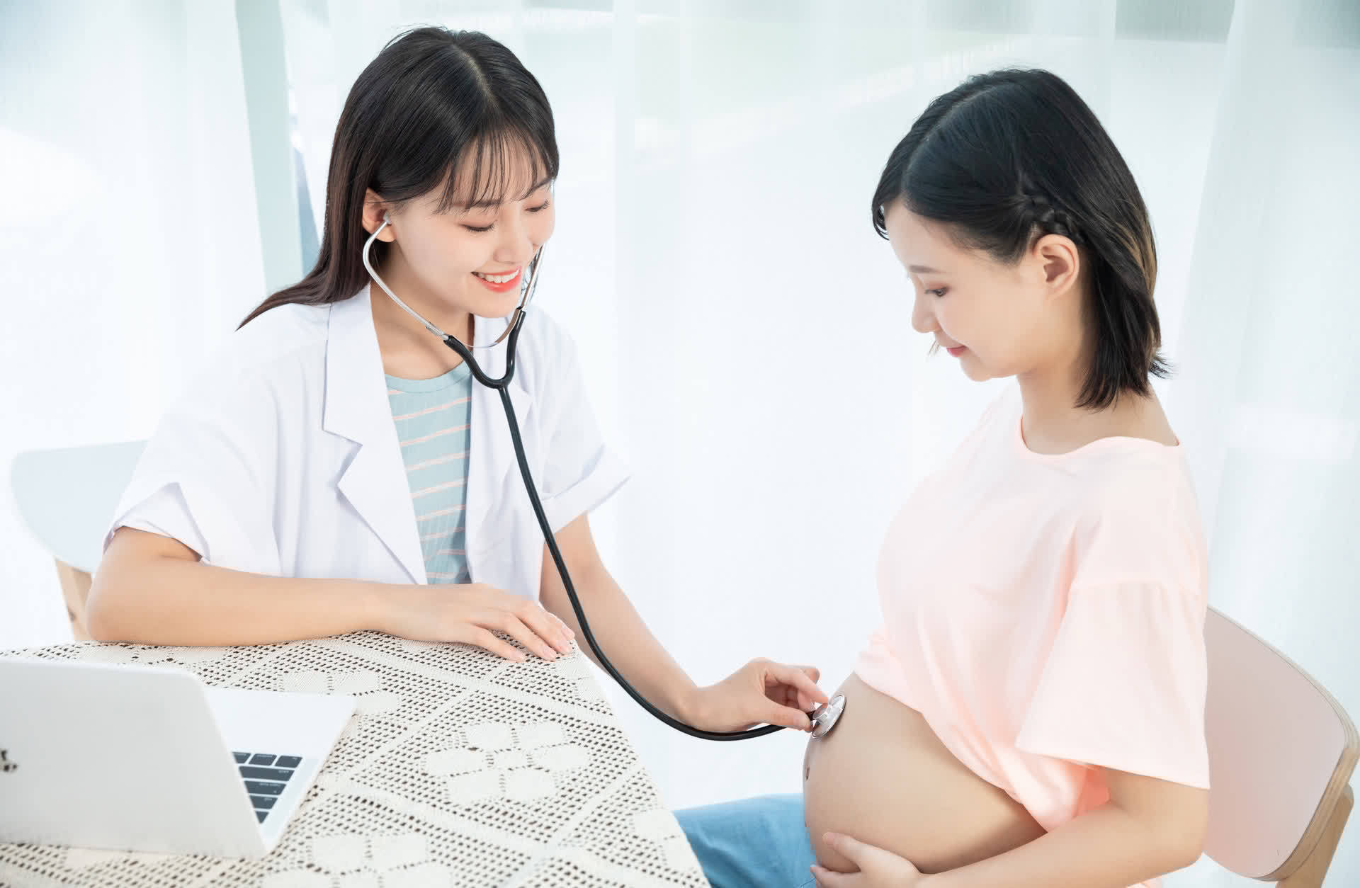 人生|同龄女性,25岁生娃和35岁生娃,过的人生有什么不同?