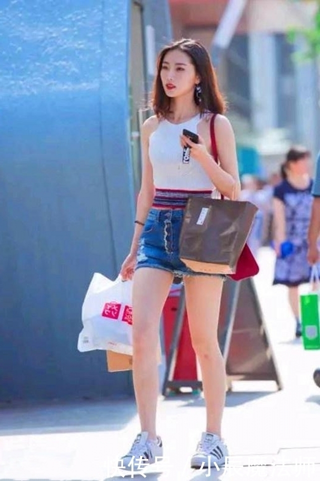 路人街拍,简洁的背心搭配灰色无痕裤,显得简约迷人