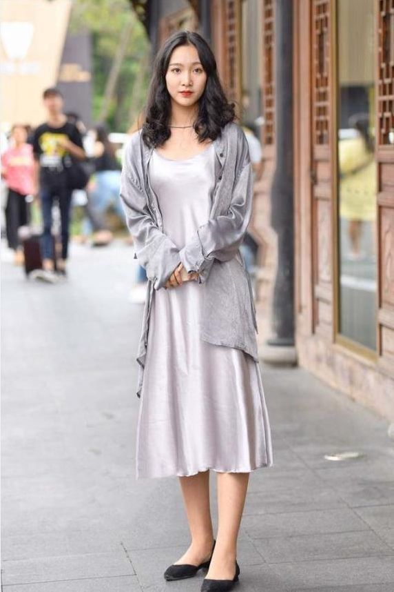 马尾|小姐姐扎着一头低马尾,身穿黑色的连衣裙,显得特别的时尚
