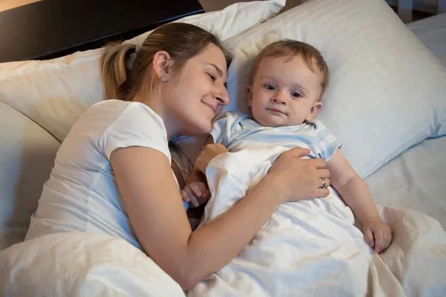 睡眠周期|夜奶频繁坏处多,当孩子发出3个信号时,妈妈就该帮他们断掉了