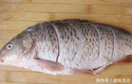 清蒸鱼时,有人放食盐有人放生抽?大厨:教你正确做法,太香了