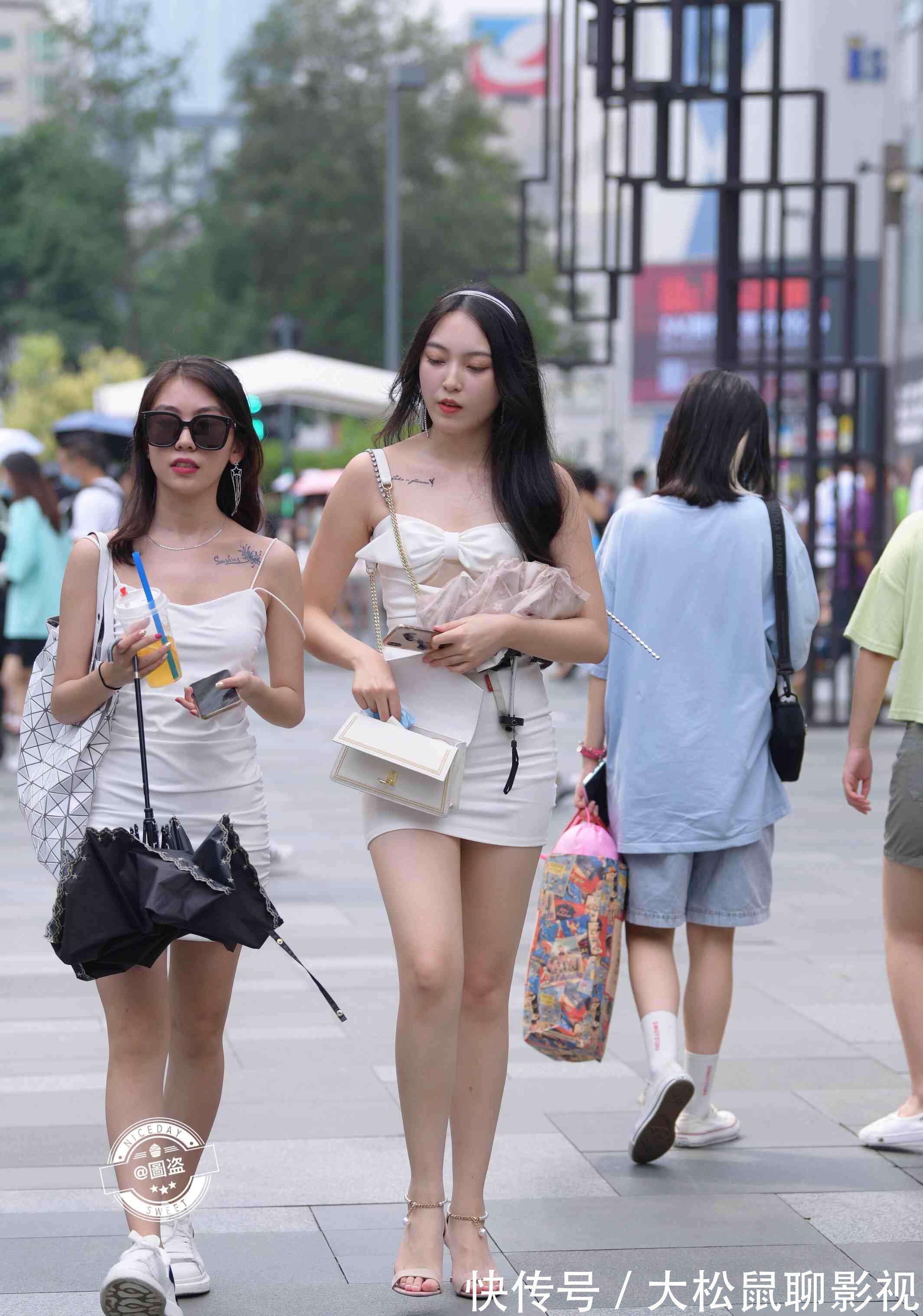 街拍|身形修长的连衣裙美女,有设计感的才时髦好看,真佩服她