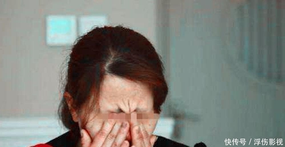 小丽|7旬老人下跪求女儿卖房救老伴,女儿婉拒:咋不让你儿子卖