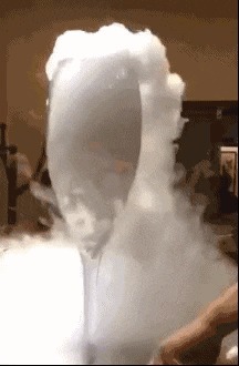 |搞笑GIF趣图:和同事打赌谁输了,谁去老板办公室向老板女儿表白