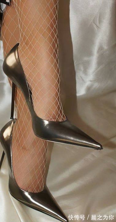 优雅 尖头细高跟鞋,凸显纤细小蛮腰,展现女性迷人的魅力