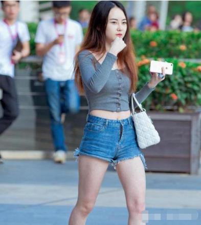 层次感|针织上衣搭配高腰牛仔短裤,随性时尚,有层次感