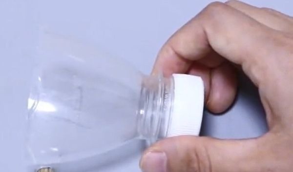 矿泉水瓶上扎几个小孔,放在厨房太厉害了,全家人都夸好!