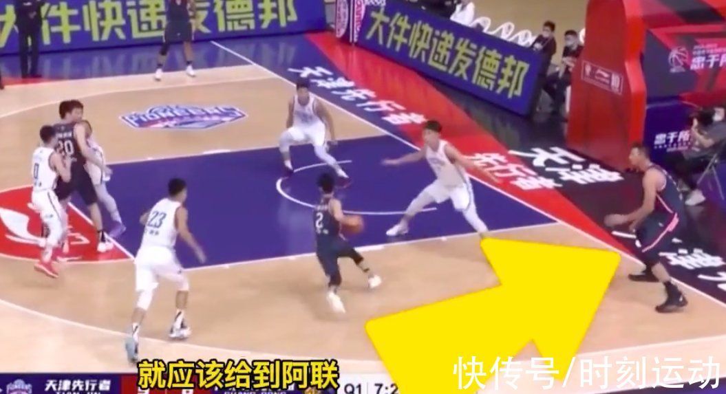 赵睿|徐杰1打3不给易建联传球,60秒独得7分太风光,阿联无奈苦笑叹息