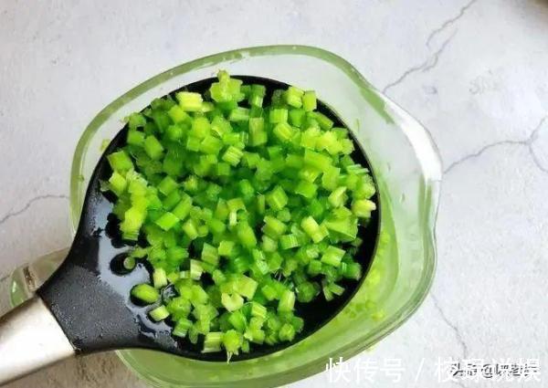 黑木耳|酥脆焦黄的黄金元宝馅饼，美味的早餐美食，一碗胡辣汤，人间美味