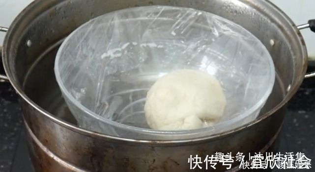天冷发面慢，奶奶教我一个土方法，20分钟就能发满盆，太实用了
