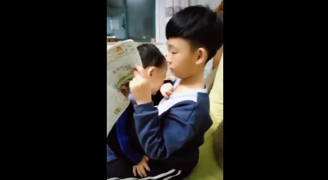 弟弟|弟弟被爸爸批评后,赶紧找哥哥安慰,网友:看得我都想生二胎了!