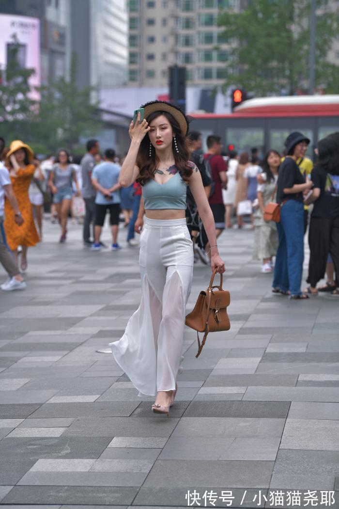 穿搭 吊带搭阔腿裤,波浪秀发优雅的拢在胸前,尽显满满女神范