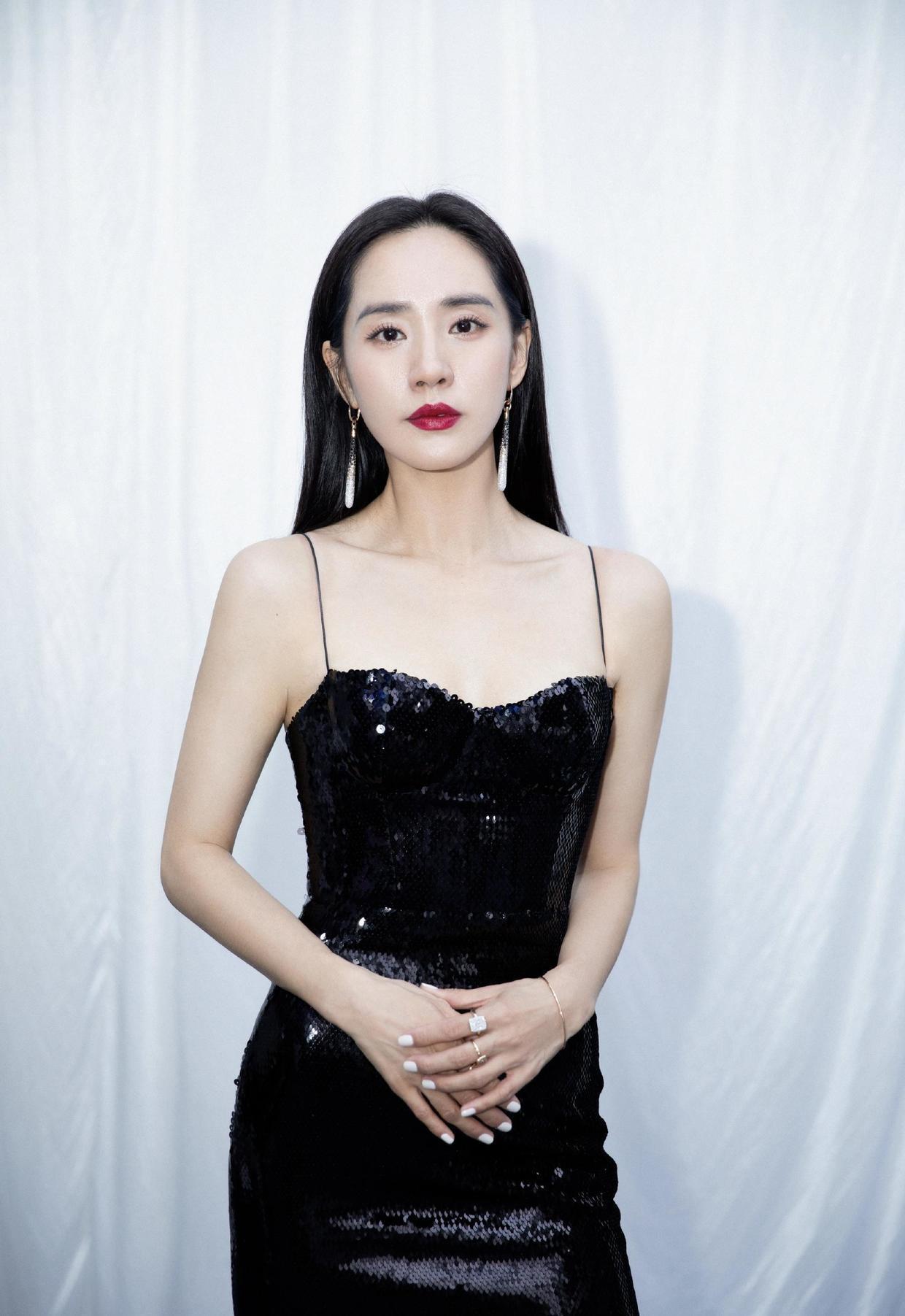 贵妇范|伏明霞“阿姨辈”最有贵妇范的，穿拼接连衣裙出席活动，高贵优雅