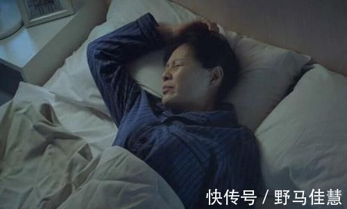 睡不着|为什么很多老人半夜醒来后,就睡不着了?医生:多半是这两个原因