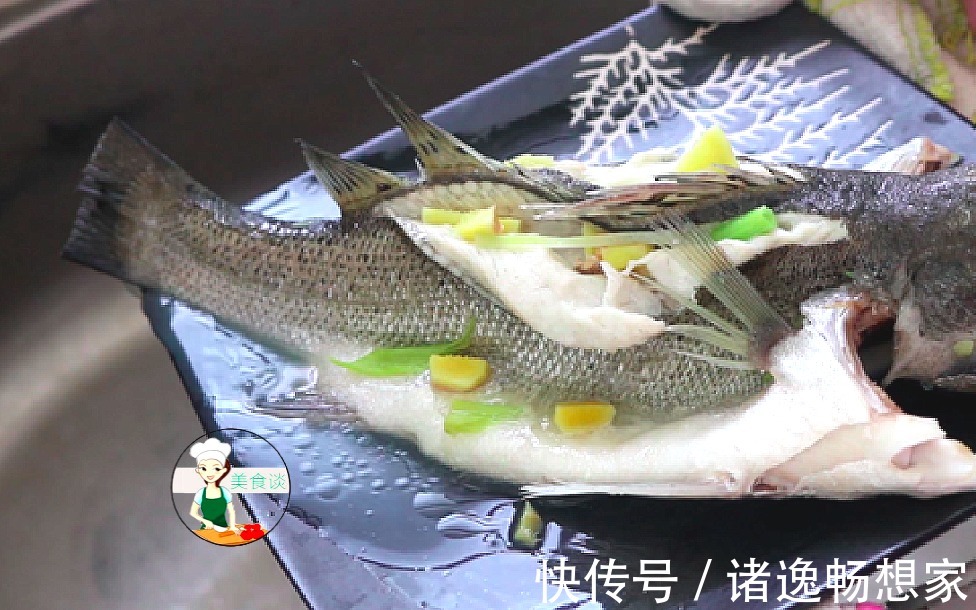 鲈鱼|清蒸鱼时,不能放盐和料酒,大厨教你蒸鱼3技巧,鱼肉鲜嫩不腥气
