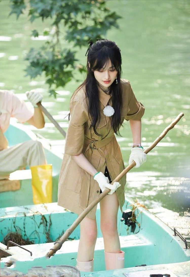 美女|街拍美女搭配一双黑色的简约高跟鞋,既美丽又大方