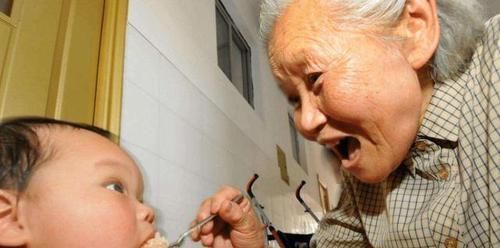 二胎政策|48岁奶奶接孙子,偶遇48岁妈妈接娃,相同年龄,不同人生